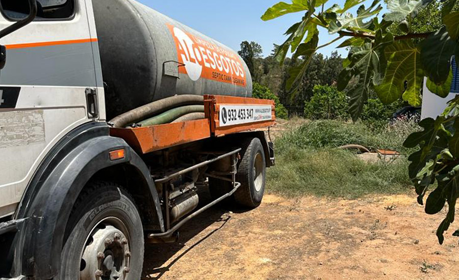 What is the best way to empty a septic tank in the Algarve